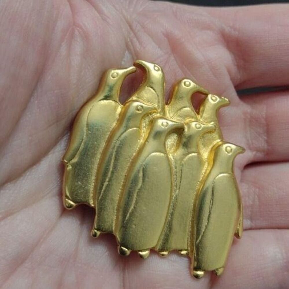 Mali Gold Tone Meeting Of The Penguins Brooch Vintage